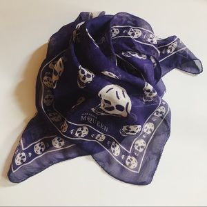 Alexander McQueen Classic Silk Scarf with Skulls